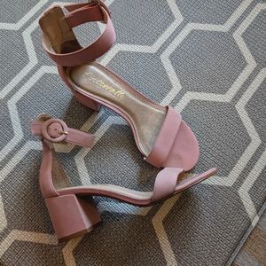 L'intervalle size 6 baby pink sandals